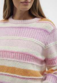 Gestreifter Pullover mit weicher, flauschiger Textur in Rosa, Weiß, Orange und lila Farbtönen; Rippkragen und -bündchen.