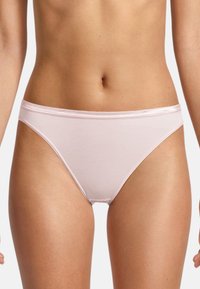 Helle pinke Baumwollunterhose mit glatter Textur, niedriger Schnitt und elastischem Bund. Keine Muster oder Verzierungen.