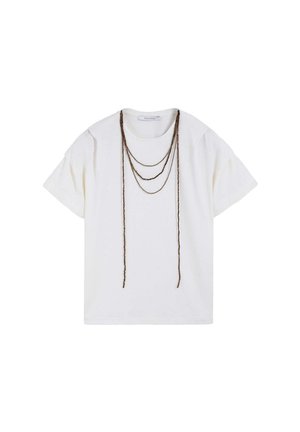 Camiseta blanca de algodón con mangas cortas y un corte holgado. Presenta detalles decorativos de cuerda marrón colgando del escote.