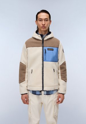 Fleecejacke in Creme, Braun und Hellblau. Verfügt über einen Reißverschluss, Kapuze, zwei Fronttaschen und ein markantes Patch auf der Brust.