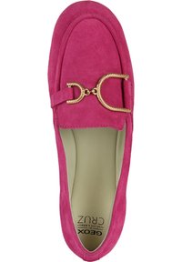 Mocassini in suede rosa con un accento decorativo a catena in tono oro e design a punta rotonda. Texture morbida con dettagli di cucitura minimi.