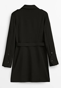 Manteau noir au design structuré, avec un col cranté, des manches longues à poignets boutonnés et une ceinture nouée à la taille.