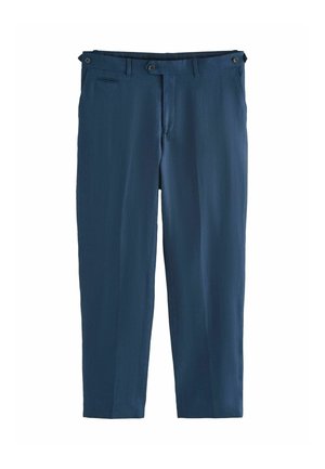 Marineblaue Herrenhose mit Knopfverschluss an der Taille, Gürtelschlaufen und vorderen Bügelfalten, flach vor weißem Hintergrund präsentiert.