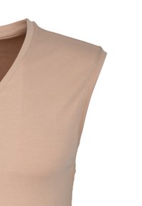 Ärmelloses, beigefarbenes V-Ausschnitt-Top mit sauberer Nahtführung und glatter Stoffstruktur, dargestellt von der Schulter bis zur Mitte des Torsos zugeschnitten.