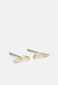 Guldtonade böjda örhängen med en elegant, vågig design. Metallstift i silver. Slät yta med en polerad textur.