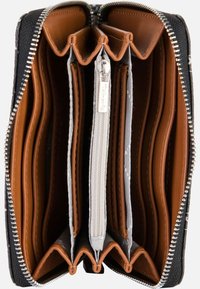 Cartera con cremallera en cuero negro y marrón, con múltiples compartimentos para tarjetas, un compartimento para monedas y un suave forro interior.