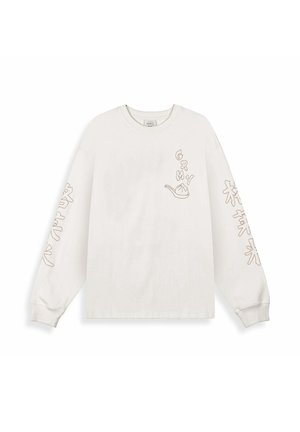 Weißes Langarmshirt mit dem Text "GRMY" und einer Teigtasche-Grafik auf der Brust sowie stilisierten asiatischen Zeichen, die entlang der Ärmel gedruckt sind.