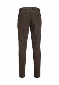 Pantalons pour hommes marron sur mesure vus de dos avec deux poches à rabat boutonnées et passants de ceinture sur la taille.