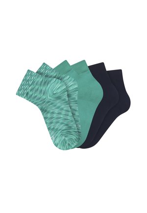 Vier Paar Knöchelsocken: zwei in einfarbigem Grün, zwei mit grünem Muster und zwei in einfarbigem Dunkelblau, überlappend auf weißem Hintergrund angeordnet.