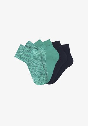 Vier Paar Knöchelsocken: zwei in einfarbigem Grün, zwei mit grünem Muster und zwei in einfarbigem Dunkelblau, überlappend auf weißem Hintergrund angeordnet.