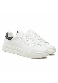 Sneaker bianche in pelle con superficie testurizzata, dettaglio nero sul tallone e suola in gomma bianca. Presentano lacci piatti e un logo sul lato.