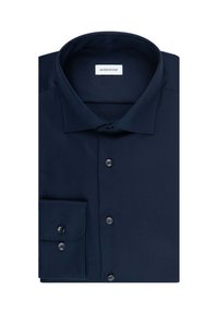 Camicia a maniche lunghe blu navy in tessuto liscio con colletto a punta, pattina con bottoni e polsini con un bottone. Etichetta del marchio visibile.