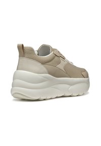 Sneaker beige con tomaia testurizzata, accenti lisci e una robusta suola bianca. Presenta una linguetta sul tallone per un facile indossamento.