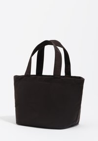 Czarna torba typu tote wykonana z gładkiego, lekkiego materiału, wyposażona w dwa solidne uchwyty oraz prosty, minimalistyczny design bez widocznych elementów metalowych.