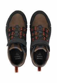 Scarpe da trekking marroni e nere con dettagli arancioni, dotate di punta rinforzata, fascia coordinata, mesh traspirante e suola in gomma testurizzata.