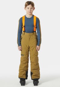 Pantalones de esquí amarillo-marrón con tirantes ajustables de color naranja brillante y acentos en panel negro; cuenta con bolsillos laterales con cremallera y logo de la marca en la pierna.