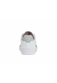 Sneaker blanc avec un dessus en cuir lisse, des accents gris texturés et une doublure en mesh. La vue arrière met en évidence un col rembourré et une semelle plate.