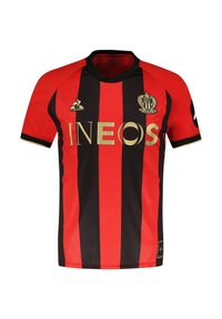 Maillot de football rayé rouge et noir en tissu léger. Doté d'un col rond, de lettres dorées et de logos sur la poitrine et les manches.