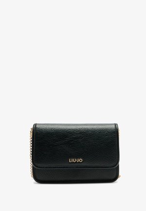 Borsa a mano in pelle nera con finitura testurizzata, dotata di logo dorato e tracolla a catena, forma rettangolare e chiusura a pattina.
