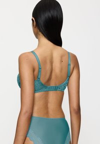 Teal kant bh met verstelbare bandjes, haak-en-oog sluiting aan de achterkant en een gladde afwerking. De bijpassende hoge taille briefs hebben kantaccenten.