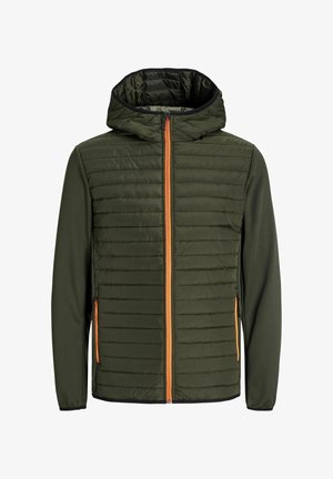 Tumes rohelises kapuutsiga jakk, millel on tikandi esiosa, siledad varrukad, oranž tõmblukk, must äär ja küljetaskud.