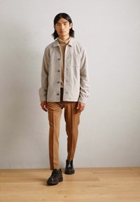 Lindbergh CROPPED LENGTH OVERSHIRT JACKET - Letná bunda - dark sand melange
