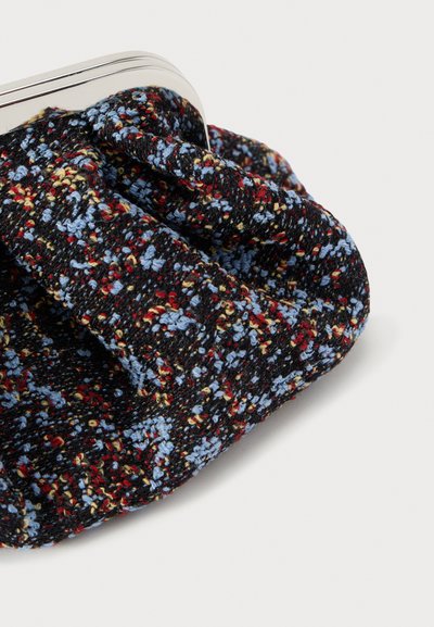 Κομψό τσαντάκι χειρός από υφασμάτινη ύφανση σε μαύρο χρώμα με μπλε, κόκκινες και κίτρινες κηλίδες, διαθέτει μεταλλικά ασημί εξαρτήματα. Συμπαγής, σφηνοειδής σχεδίαση.