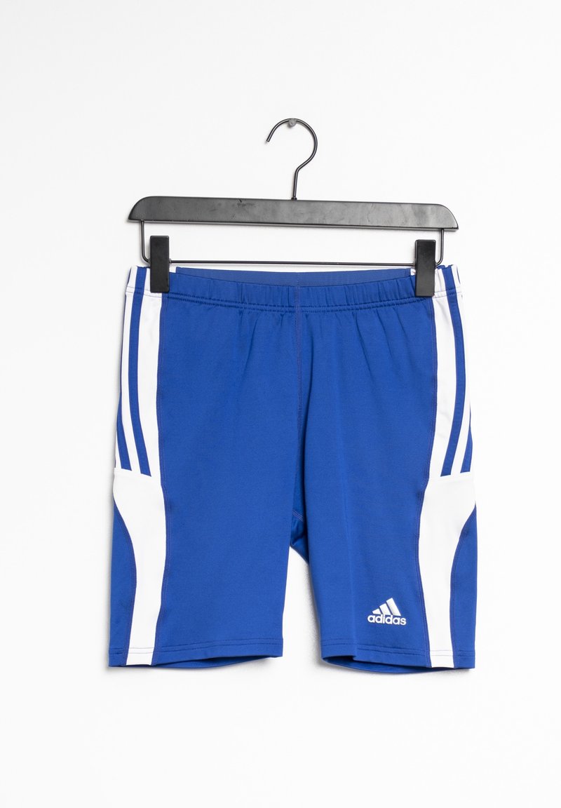 Short de sport bleu Adidas avec des bandes blanches sur les côtés, suspendu à un cintre en plastique noir sur fond blanc.