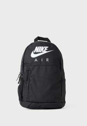 Černý nylonový batoh s zaobleným designem, který má velké bílé logo Nike Air, přední zipovou kapsu a boční síťovou kapsu.