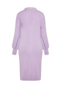 Violetti ribbattu neulemekko, jossa on pitkät pallopaidat ja kaulus. Muotoilu myötäilee vartalon muotoja ja ulottuu puoleen vasaan, korostaen sileää tekstuuria.