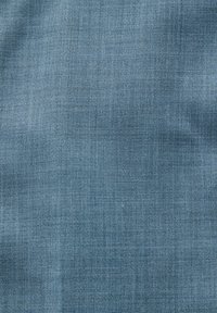 Texturiert blauer Stoff mit einem subtilen Webmuster. Das Material wirkt leicht und weich, geeignet für verschiedene Anwendungen.