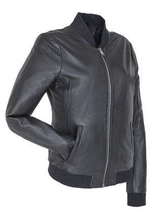 Giacca bomber nera in pelle con polsini e collo a coste, dotata di zip frontale e tasche laterali, texture liscia e vestibilità sartoriale.