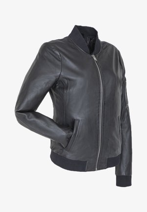 Giacca bomber nera in pelle con polsini e collo a coste, dotata di zip frontale e tasche laterali, texture liscia e vestibilità sartoriale.