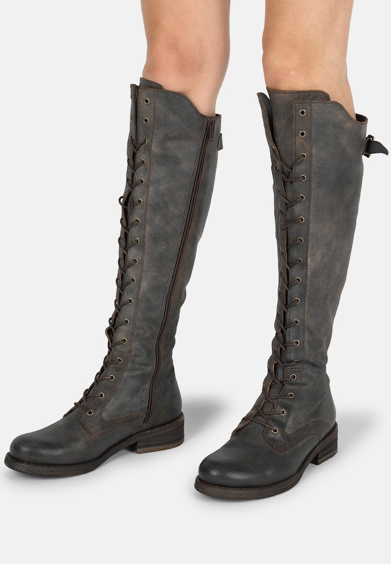 Botas grises de cuero texturizado hasta la rodilla con cordones, cremallera lateral completa, punta redonda y tacón bajo apilado. Acabados en costura marrón.