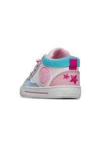 Sneaker multicolore per bambini con una base bianca, dettagli azzurri pastello e rosa, motivi a stella e una finitura in tessuto testurizzato.
