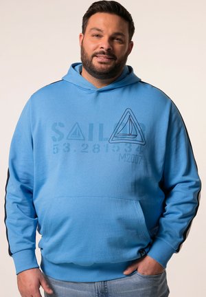 Blå hoodie fremstillet af en blanding af bomuld. Har en frontlomme, ribbet manchetter og grafiske designs inklusive tekst og former. Sorte sideaccenter.