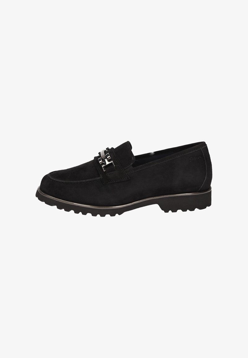 Mocassin en daim noir avec détail de boucle en métal, bout arrondi, et semelle crantée, conçu pour un usage décontracté ou formel.