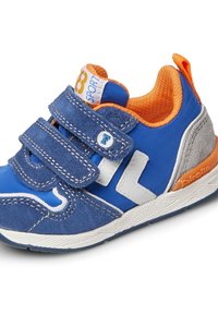 Scarpa sportiva blu realizzata in suede e materiali sintetici, dotata di cinture in velcro, con una fodera interna arancione e dettagli bianchi sui lati.
