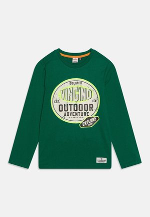 Camiseta de manga larga verde de algodón con cuello redondo, que presenta un gráfico circular de aventura al aire libre en blanco con acentos neón.