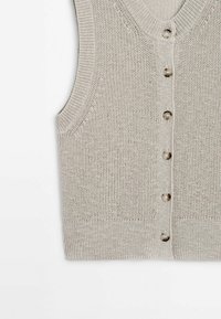Gilet sans manches beige en tricot avec six boutons sur le devant et des bords côtelés autour des emmanchures et de l'ourlet.