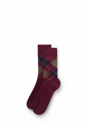 Burgunderfarbene Baumwollsocken mit einem Argyle-Muster in Braun, Marineblau und Creme, mit glatten Texturen und dezenten Stickdetails.