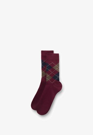 Calcetines de algodón burdeos con un patrón de argyle en marrón, azul marino y crema, con texturas suaves y sutiles detalles de costura.