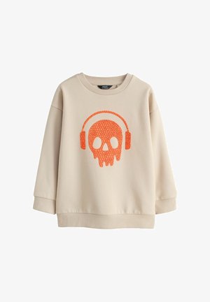 Beiger Pullover mit orangefarbenem, rissigem Totenkopf mit Kopfhörern auf der Vorderseite, langen Ärmeln, gerippten Bündchen und Saum.