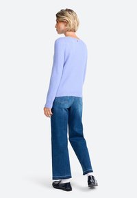 Rich & Royal MIT RUNDHALSAUSSCHNITT - Strickpullover - frosty lavender