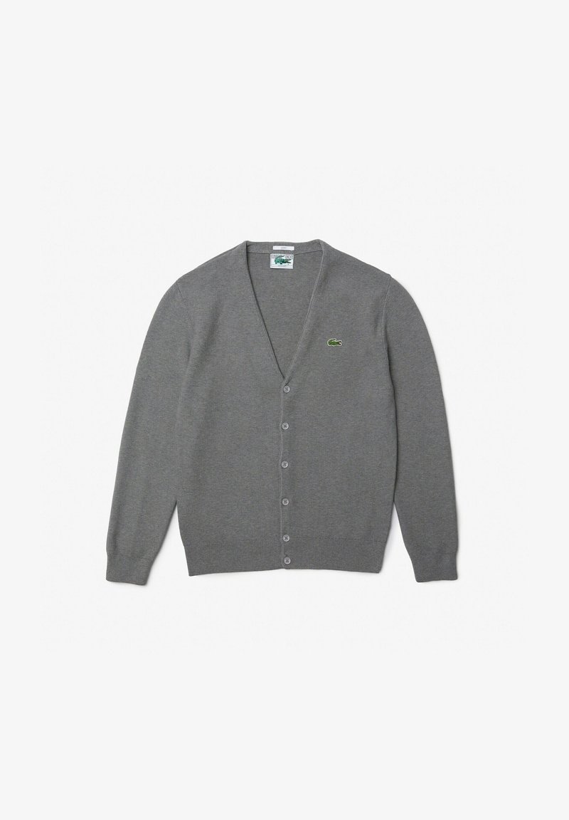 Grå kardin som är gjord av stickad material, med V-ringning, sex knappstängningar, ribbade ärmslut och en liten grön logotyp på bröstet.