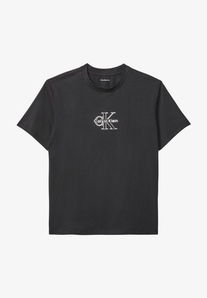 Čierne tričko s krátkym rukávom a okrúhlym výstrihom s bielym logom Calvin Klein "cK" umiestneným v strede na hrudi.