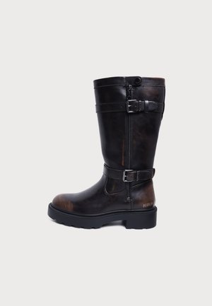 Botte marron foncé montant jusqu’au genou, avec une fermeture éclair latérale, deux brides à boucle et une semelle noire épaisse.