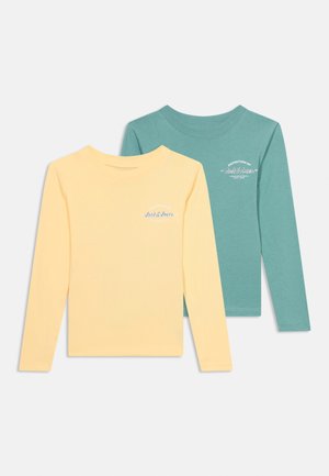 Dve majice dugih rukava s okruglim izrezom, jedna blijedo žuta i jedna tirkizna, svaka s malim bijelim tekstom "Jack & Jones" na prsima.