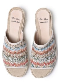 Espadrille-slides met een geweven, veelkleurige bovenkant met zigzagpatronen in oranje, groen, blauw en beige. Natuurlijke jute zool.