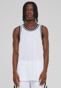 Hvit mesh basketball tank top med svart kant og striper ved halslinjen. Ermeløs design, lett stoff og en avslappet passform.